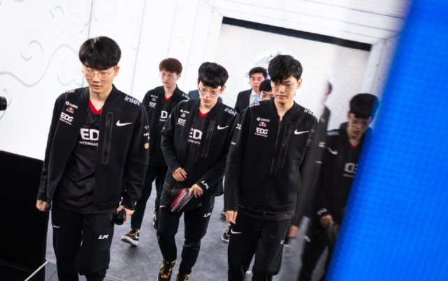 官方：拉齐奥因对尼斯时主场种族歧视行为被罚关闭看台&罚款